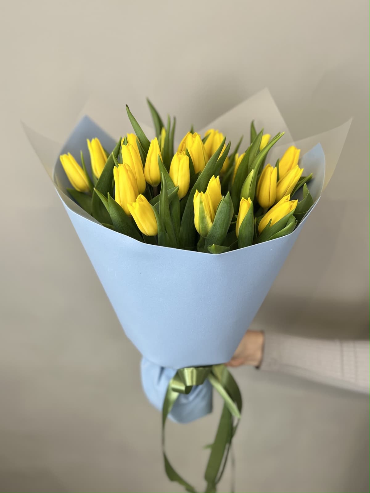 Цветочный букет из 25 желтых тюльпанов в фоамиране