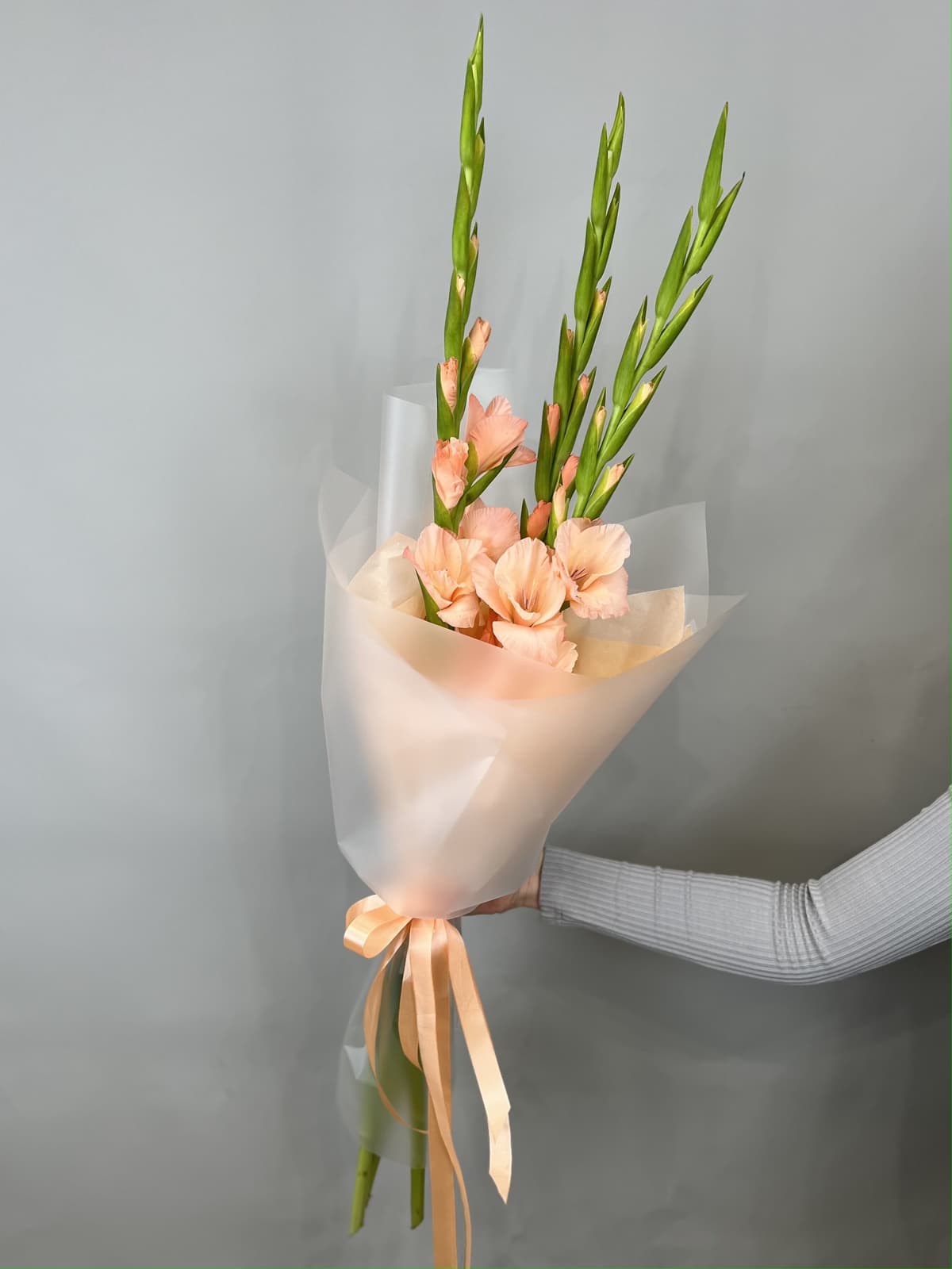 Букет из 3 гладиолусов персик в матовой бумаге