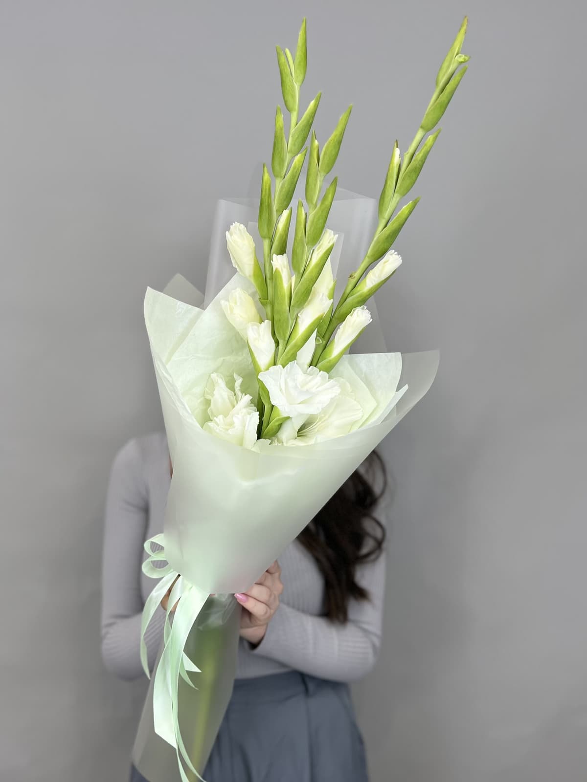 Букет из 3 гладиолусов в матовой бумаге