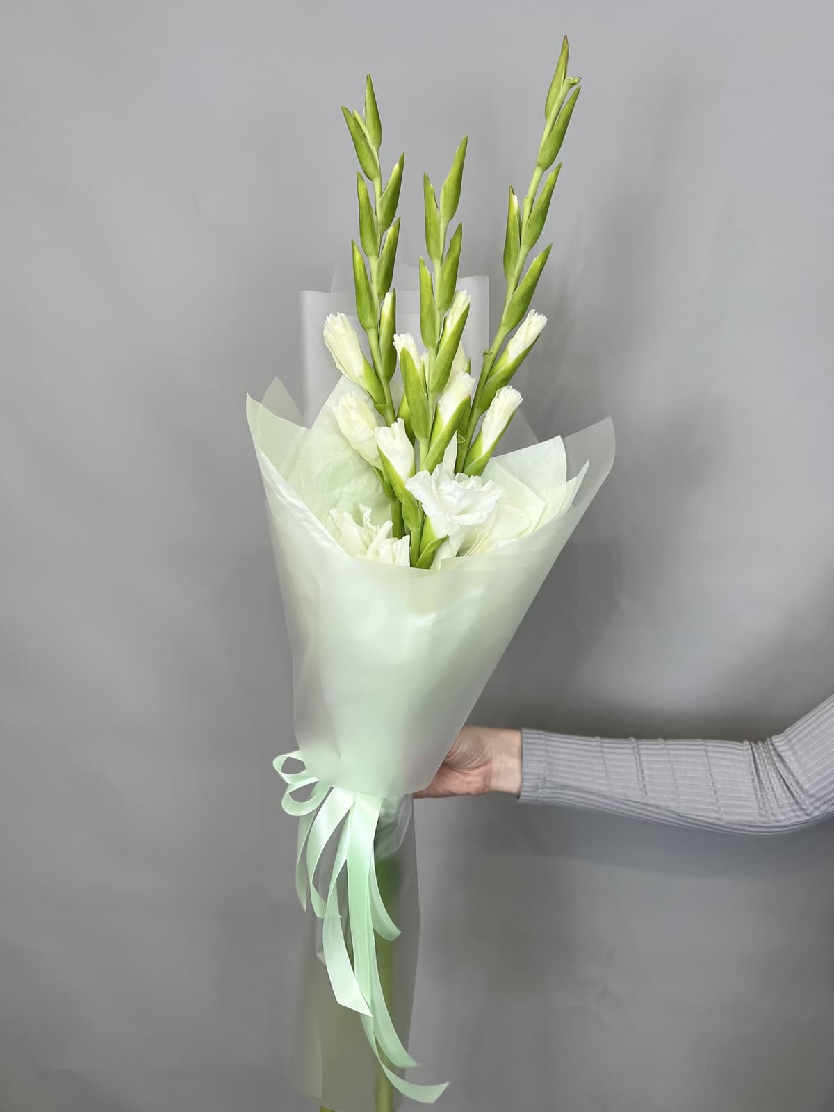 Букет из 3 гладиолусов в матовой бумаге