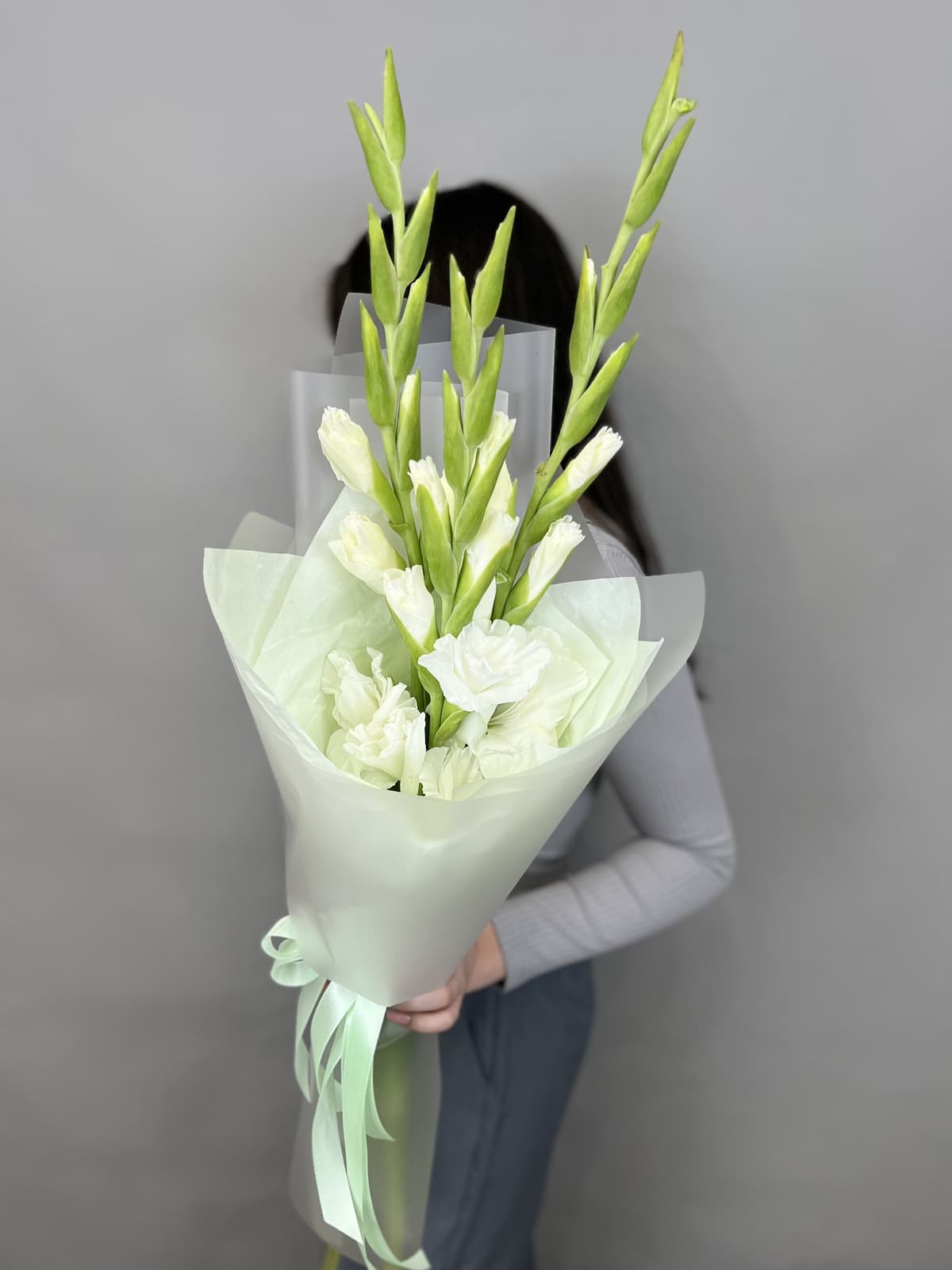 Букет из 3 гладиолусов в матовой бумаге