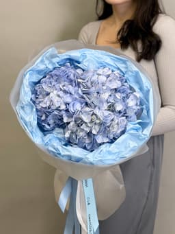 Букет из 3 голубых гортензий в фирменной упаковке