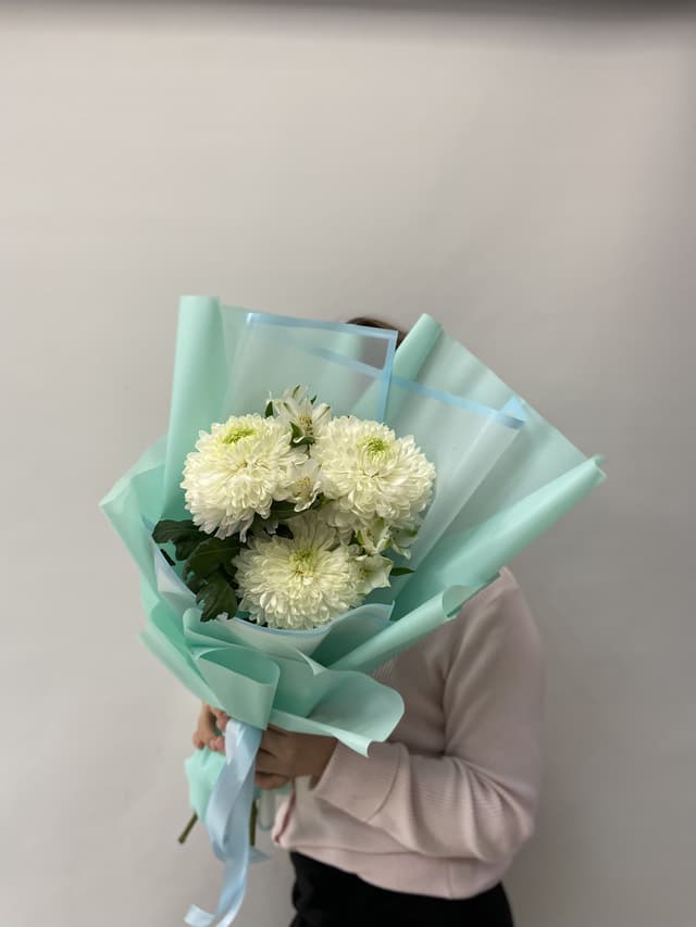 Букет из 3 одноголовых Хризантем в матовой бумаге Букет из 3 одноголовых Хризантем в матовой бумаге