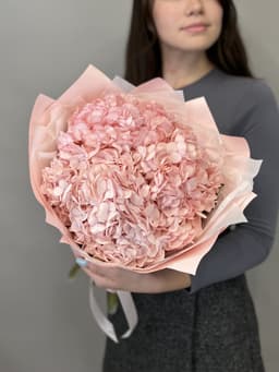 Нежный букет из 3 розовых гортензий