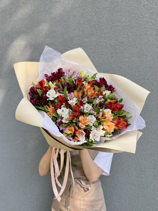 Праздничный букет из 35 Альстромерий микс в матовой бумаге Праздничный букет из 35 Альстромерий микс в матовой бумаге