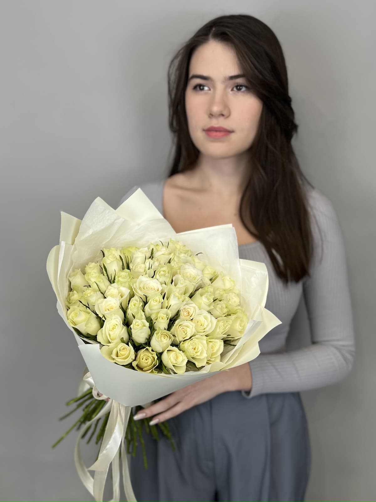 Букет из 35 белых роз Кения 35-40 см в матовой бумаге