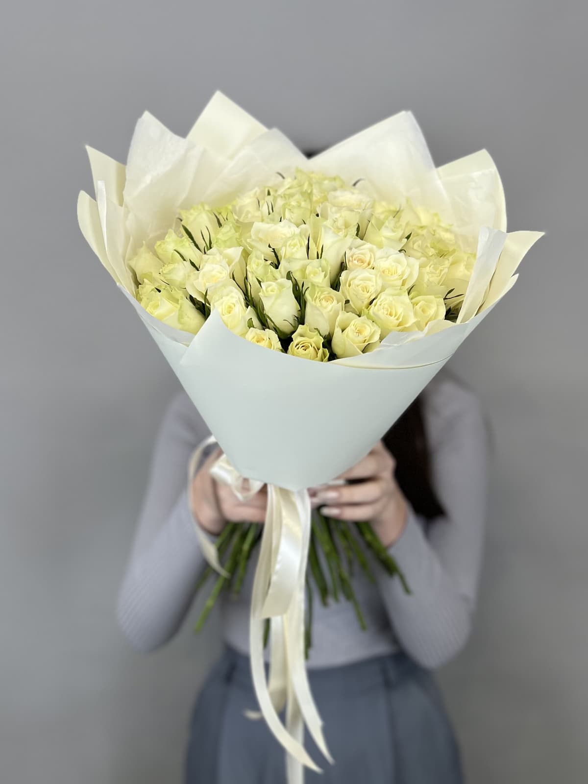 Букет из 35 белых роз Кения 35-40 см в матовой бумаге