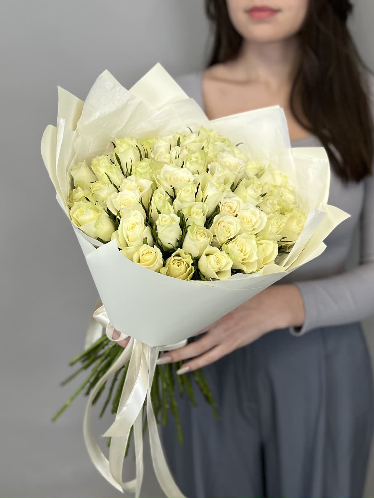 Букет из 35 белых роз Кения 35-40 см в матовой бумаге