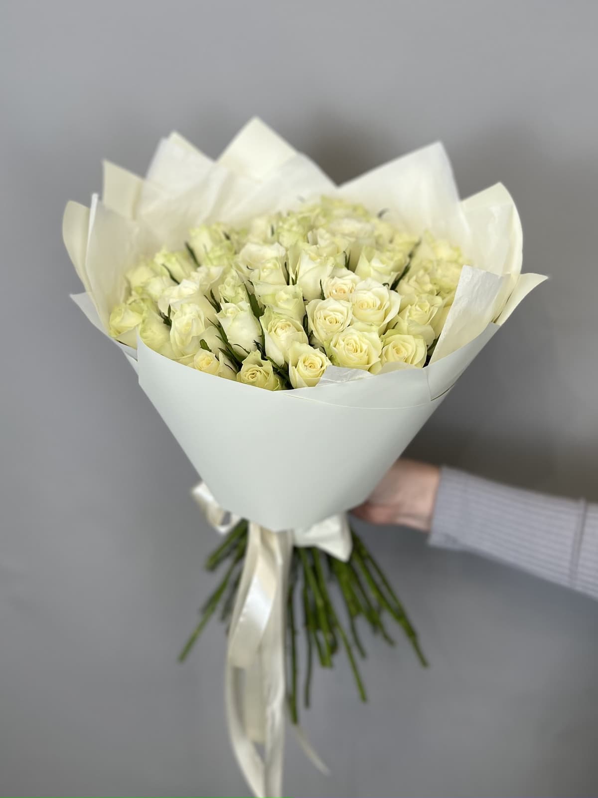 Букет из 35 белых роз Кения 35-40 см в матовой бумаге