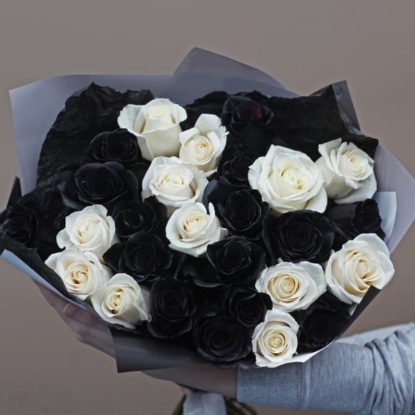 Нежный букет из 35 черных и белых Роз Эквадор в фирменном оформлении