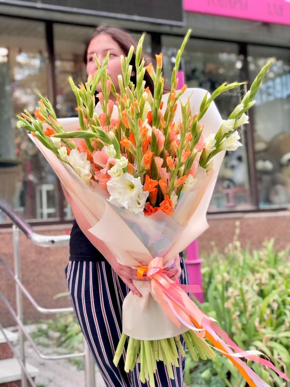 Букет из 35 Гладиолусов в матовой бумаге Уфа