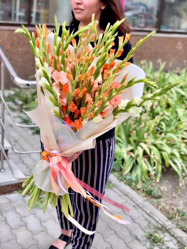 Букет из 35 Гладиолусов в матовой бумаге Уфа Букет из 35 Гладиолусов в матовой бумаге Уфа