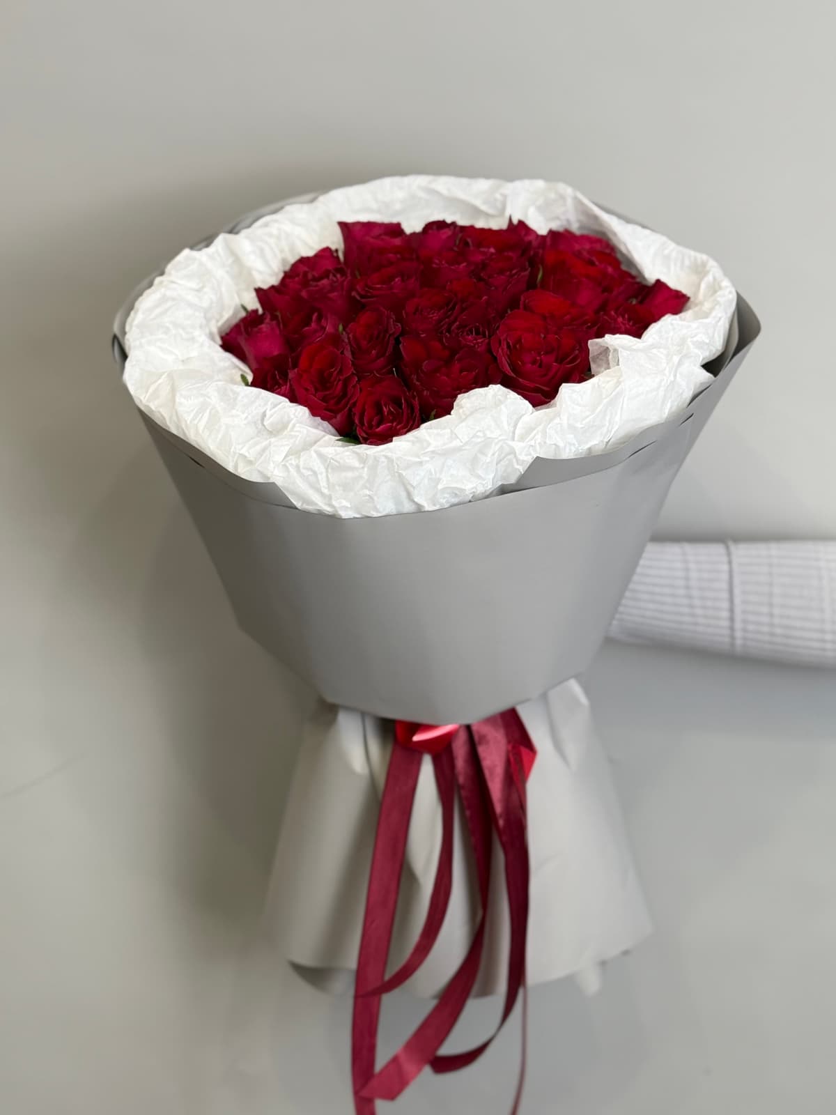 Букет из 35 красных роз Кения 35-40 см в фирменной упаковке