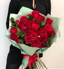 Букет из 35 красных Роз Эквадор с зеленью в матовой бумаге 60 см