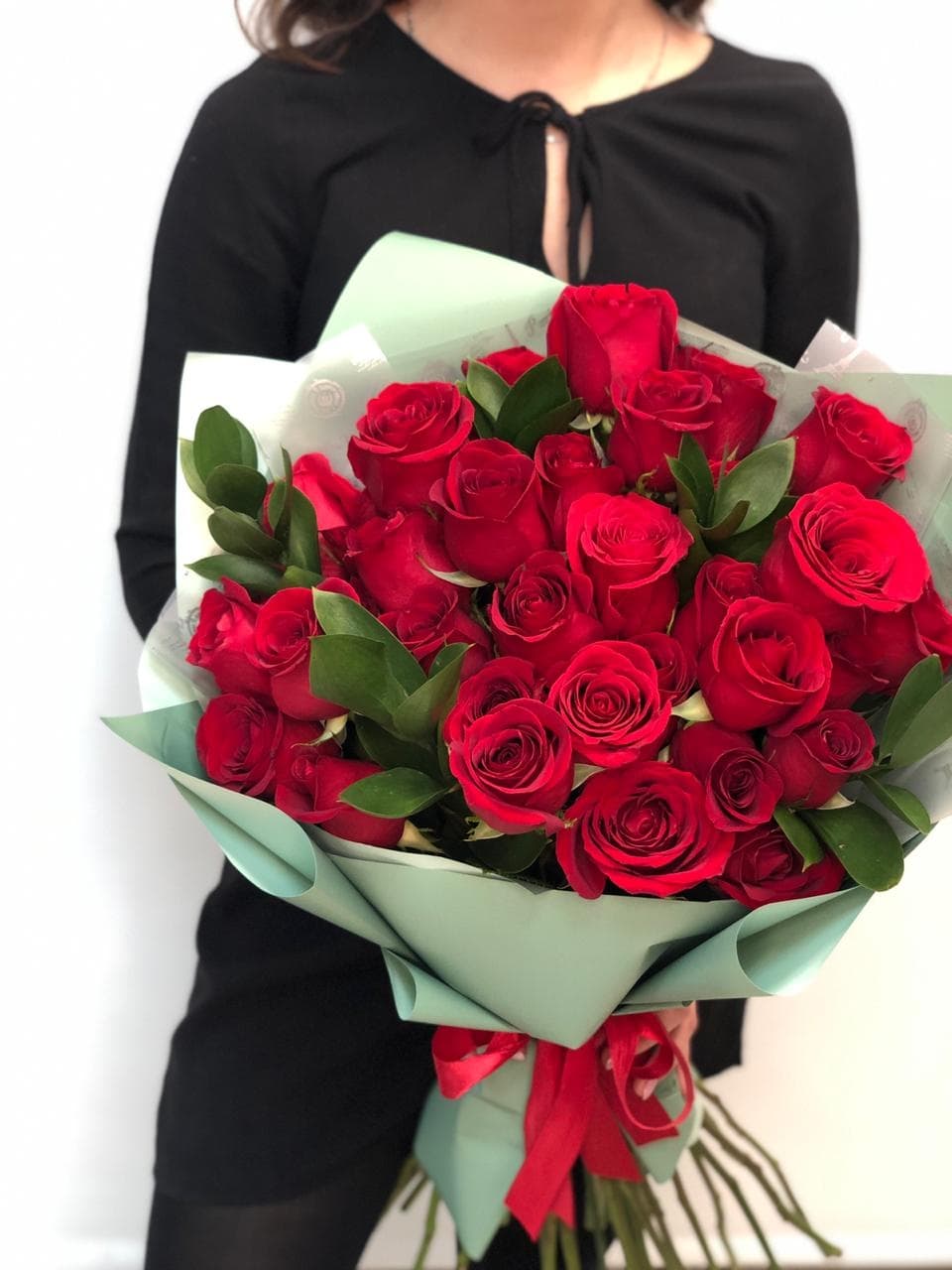 Букет из 35 красных Роз Эквадор с зеленью в матовой бумаге 70 см