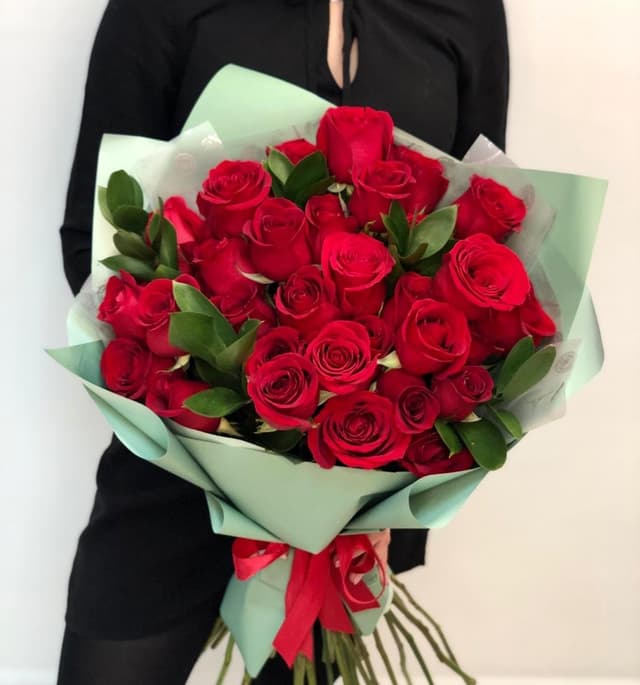 Букет из 35 красных Роз Эквадор с зеленью в матовой бумаге 80 см Букет из 35 красных Роз Эквадор с зеленью в матовой бумаге 80 см