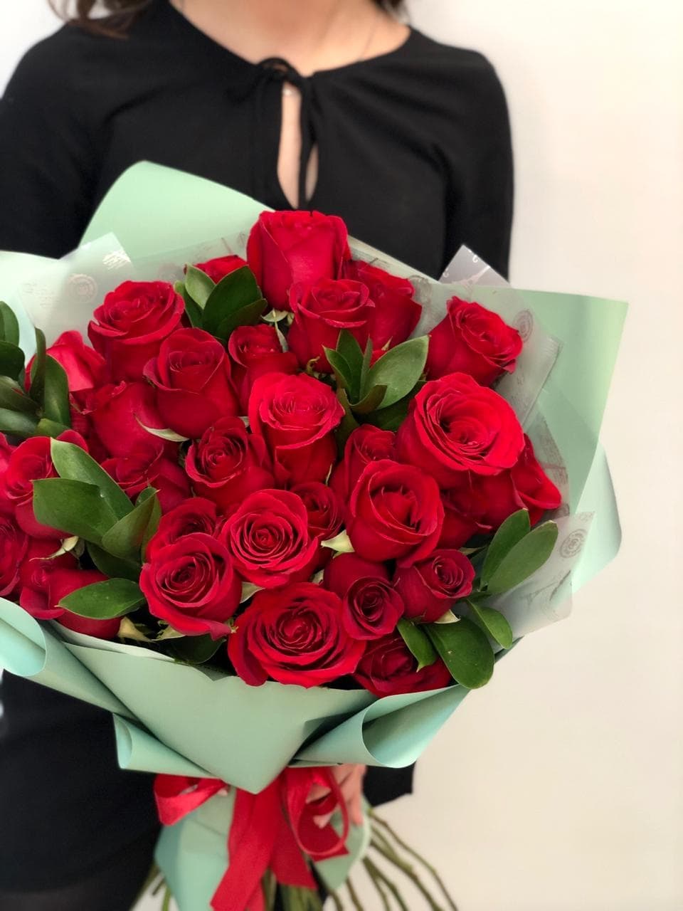 Букет из 35 красных Роз Эквадор с зеленью в матовой бумаге 80 см