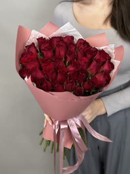 Дизайнерский букет из 35 красных роз Кения 35-40 см в матовой бумаге