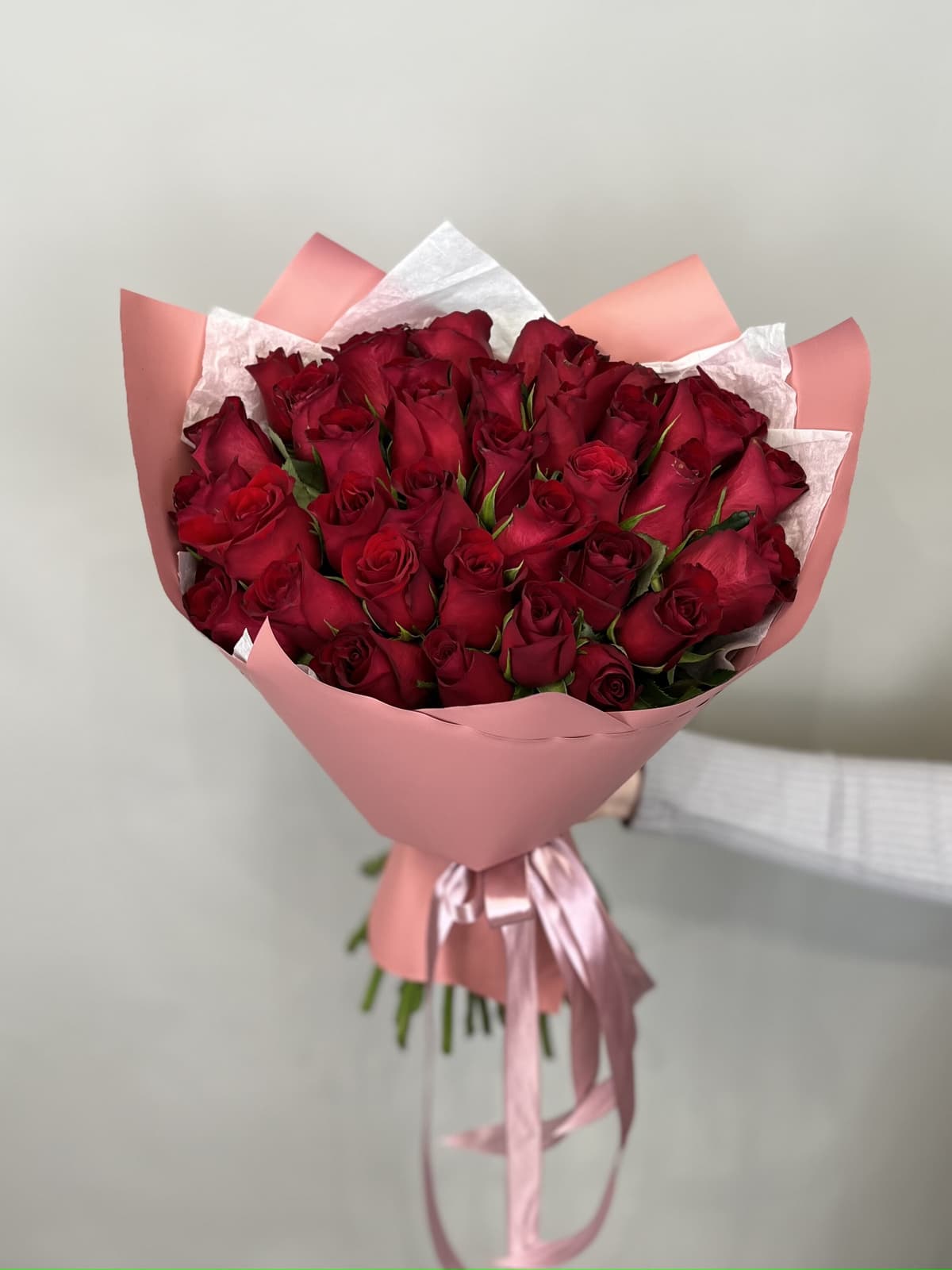 Дизайнерский букет из 35 красных роз Кения 35-40 см в матовой бумаге
