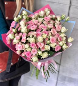 Букет из 35 кустовых роз в матовой бумаге