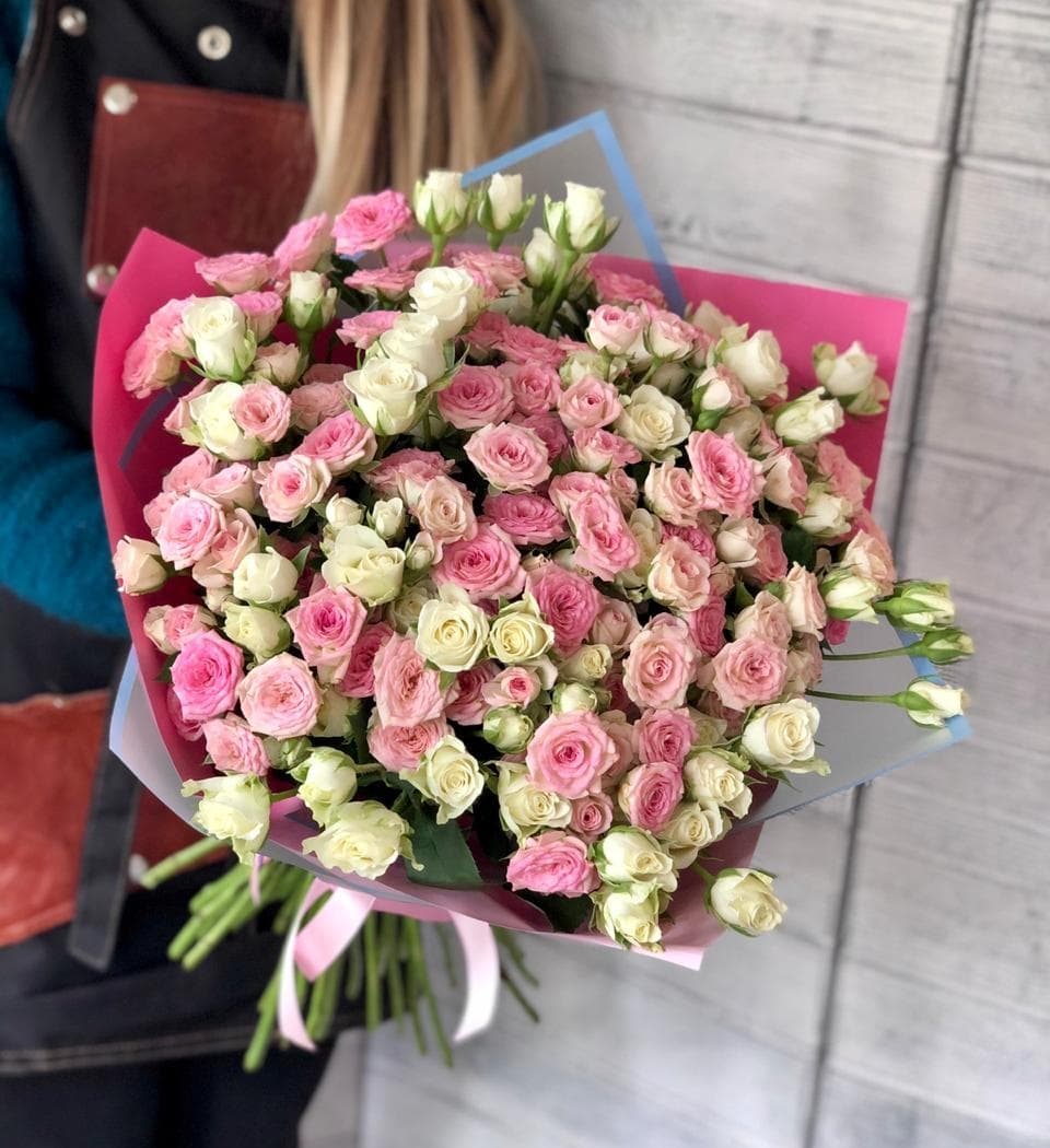 Букет из 35 кустовых роз в матовой бумаге