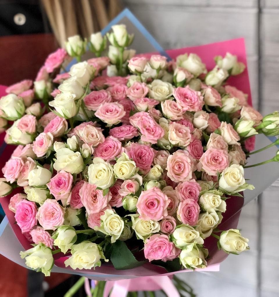 Букет из 35 кустовых роз в матовой бумаге