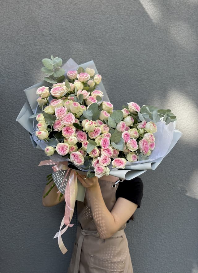 Нежный букет из 35 пионовидных кустовых роз Gelato с эвкалиптом Нежный букет из 35 пионовидных кустовых роз Gelato с эвкалиптом