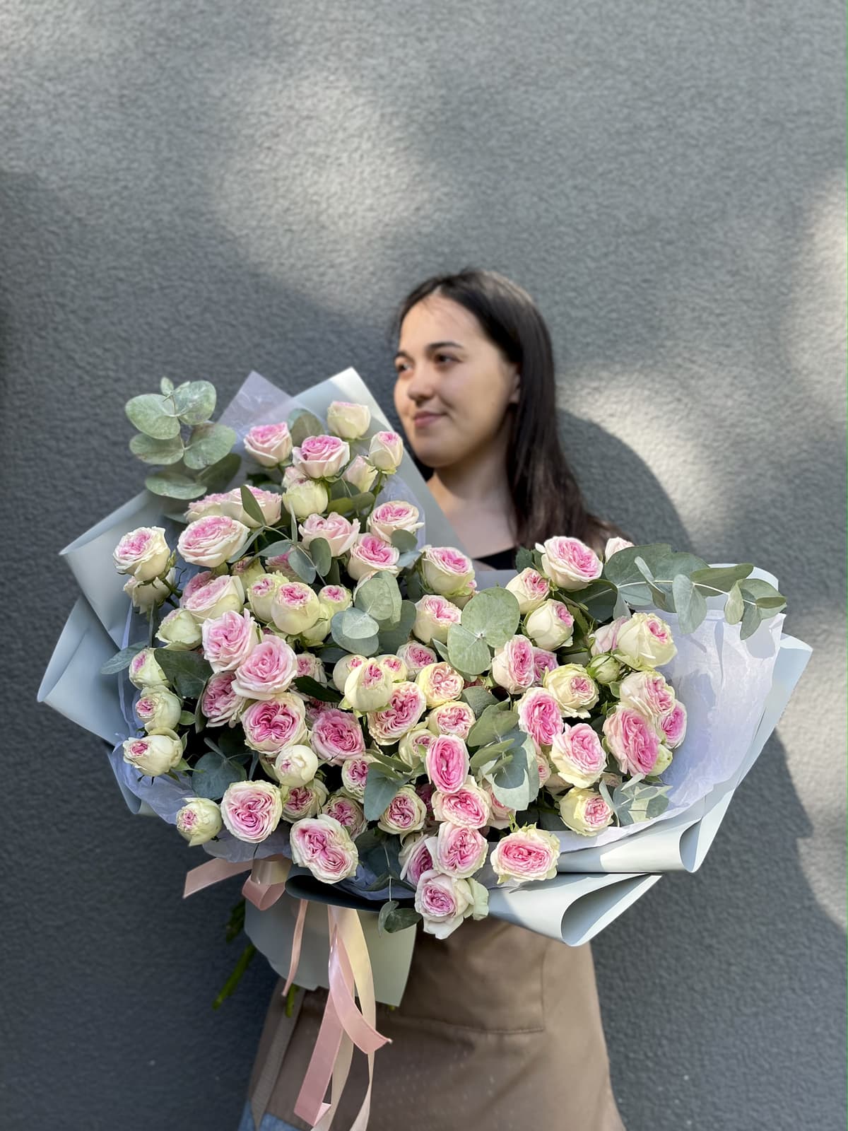 Нежный букет из 35 пионовидных кустовых роз Gelato с эвкалиптом