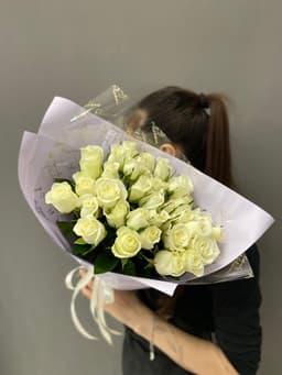 Букет из 35 роз белых Кения 35-40см в матовой бумаге