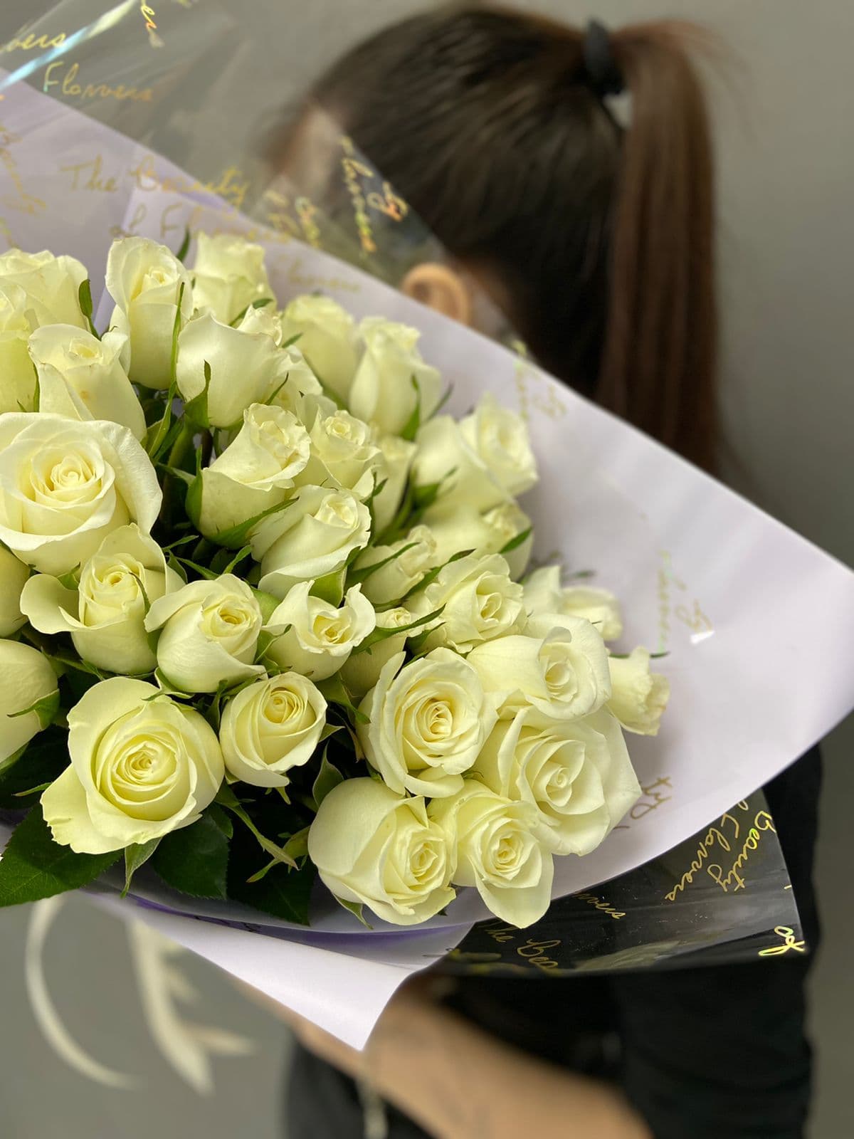 Букет из 35 роз белых Кения 35-40см в матовой бумаге