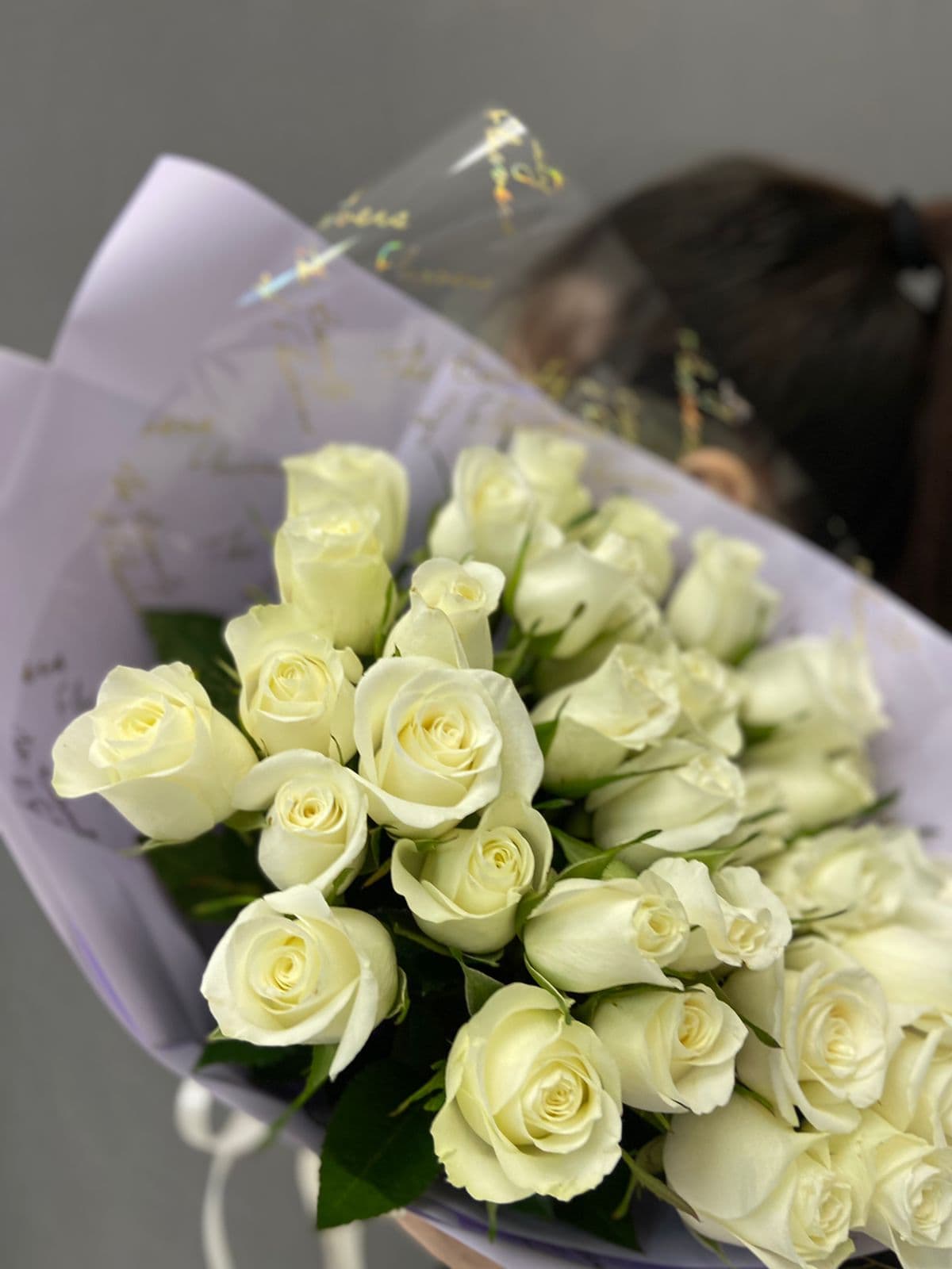 Букет из 35 роз белых Кения 35-40см в матовой бумаге