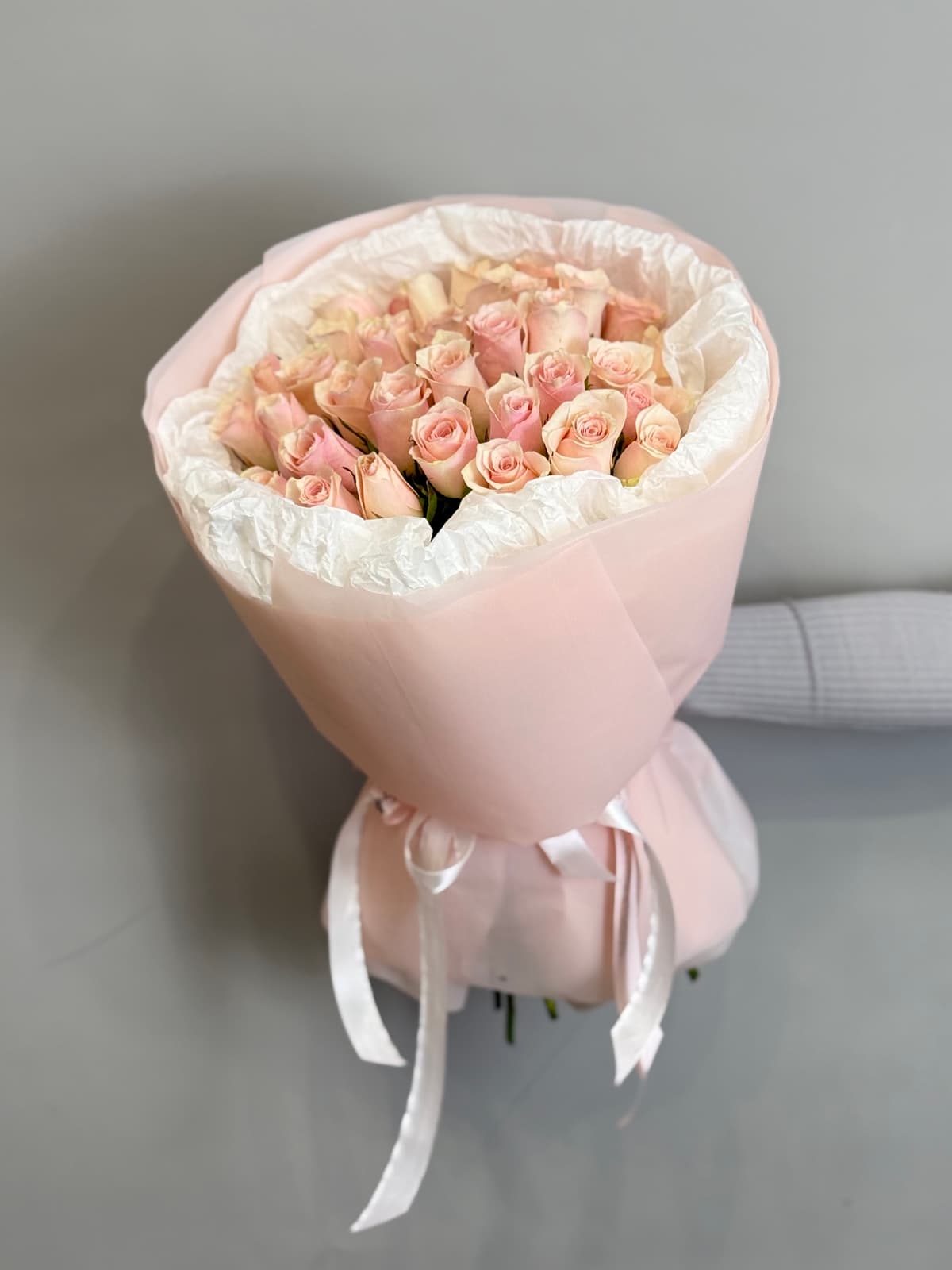 Букет из 35 розовых роз Кения 35-40 см в фирменной упаковке