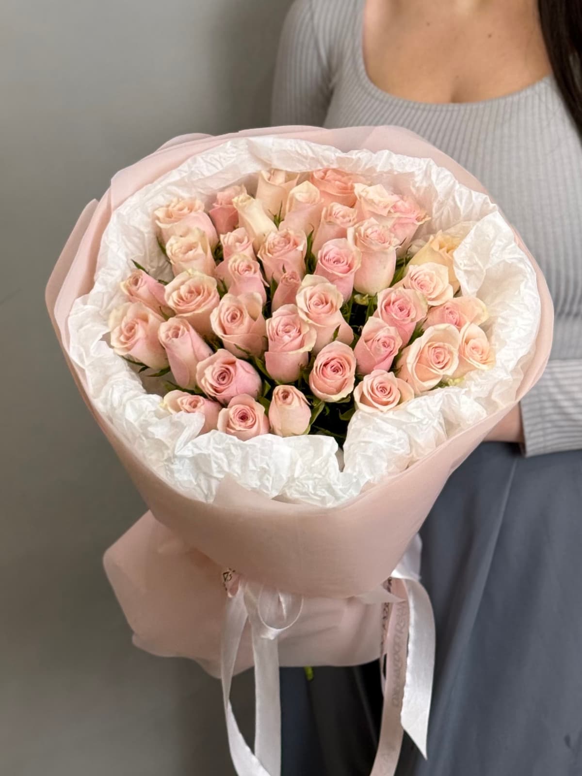 Букет из 35 розовых роз Кения 35-40 см в фирменной упаковке