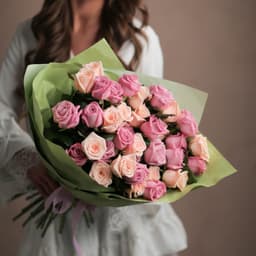 Букет из 35 сиреневых и персиковых Роз Эквадор в матовой бумаге 70 см