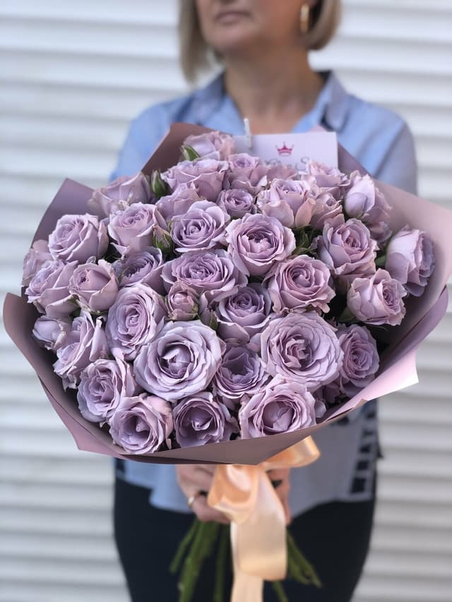 Букет из 35 сиреневых Роз Эквадор в матовой бумаге 50 см Букет из 35 сиреневых Роз Эквадор в матовой бумаге 50 см
