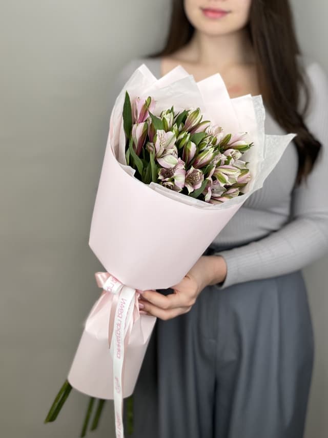 Цветочный букет из 5 альстромерий "Primadonna" Цветочный букет из 5 альстромерий "Primadonna"