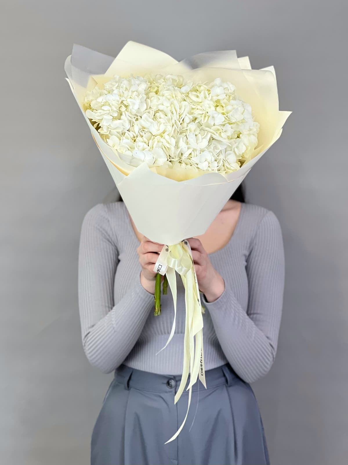 Цветочный букет из 5 белых гортензий