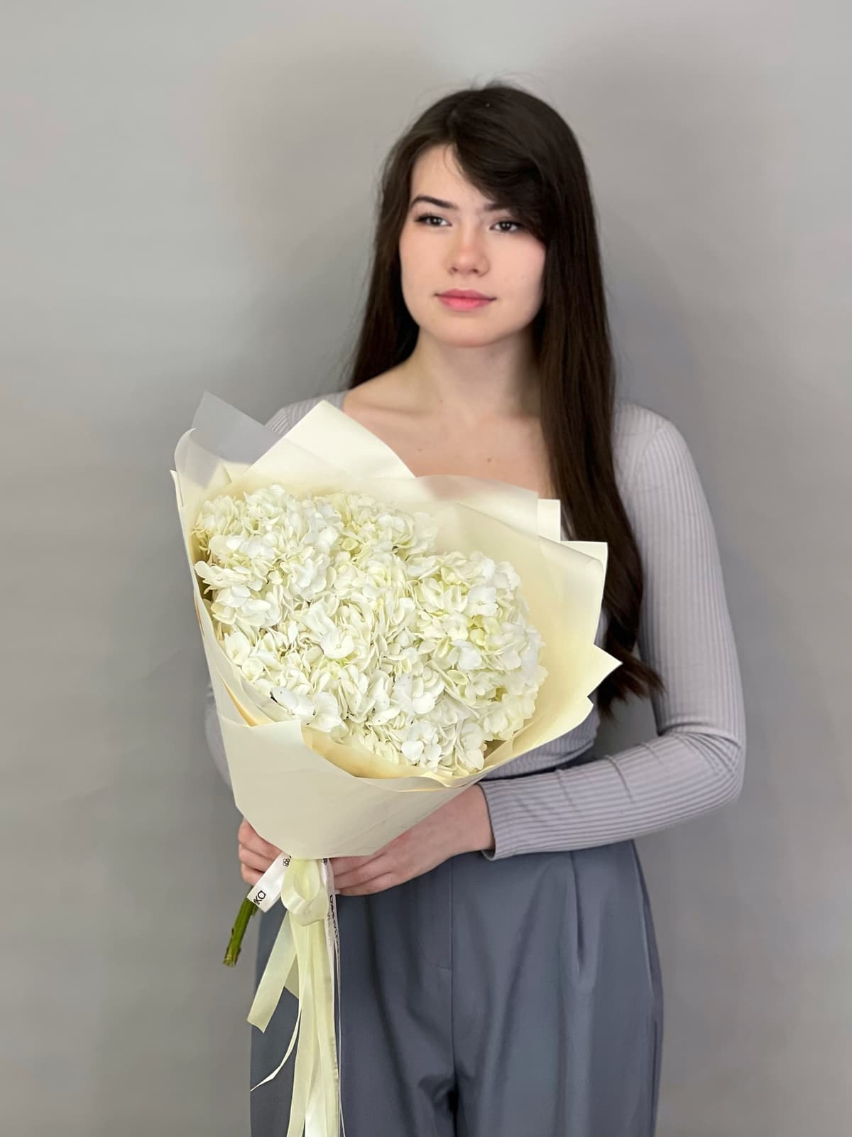 Цветочный букет из 5 белых гортензий