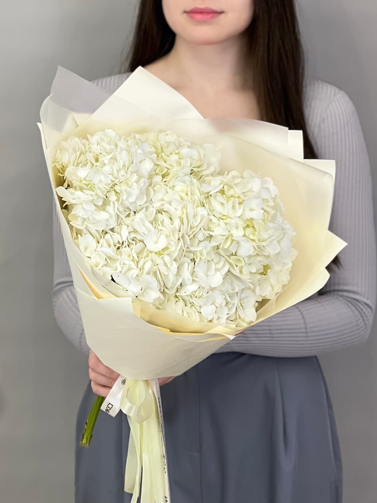 Цветочный букет из 5 белых гортензий