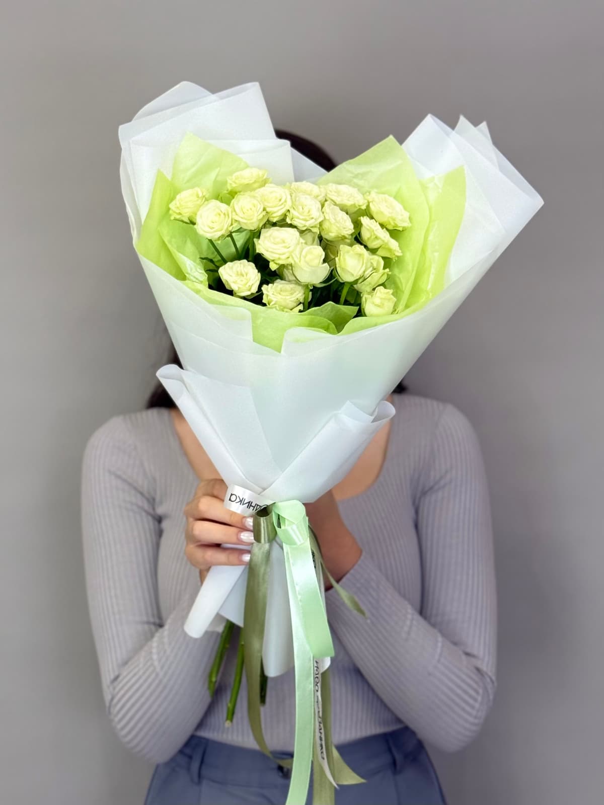 Букет из 5 белых кустовых роз