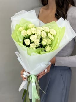 Букет из 5 белых кустовых роз