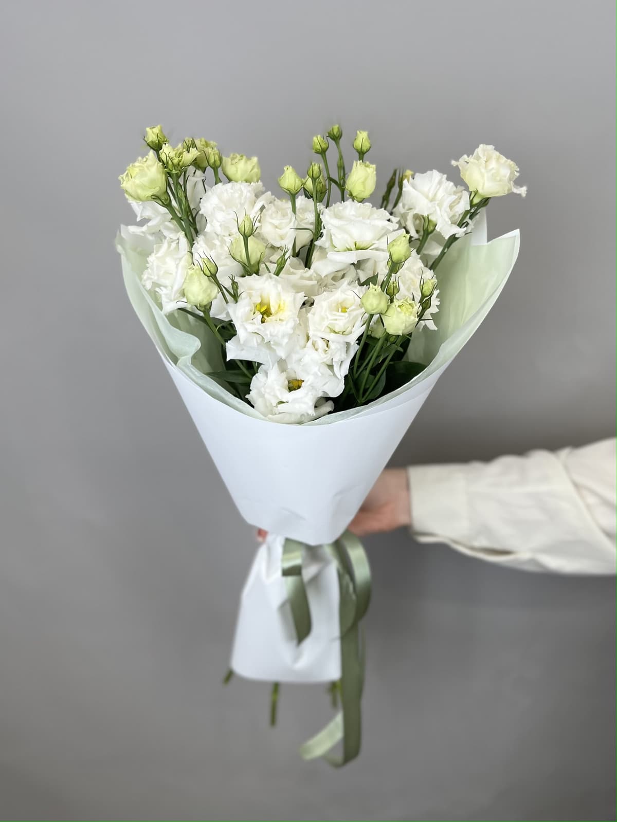 Красивый букет из 5 белых эустом