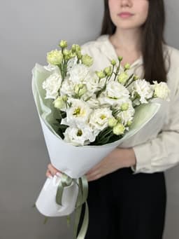 Красивый букет из 5 белых эустом