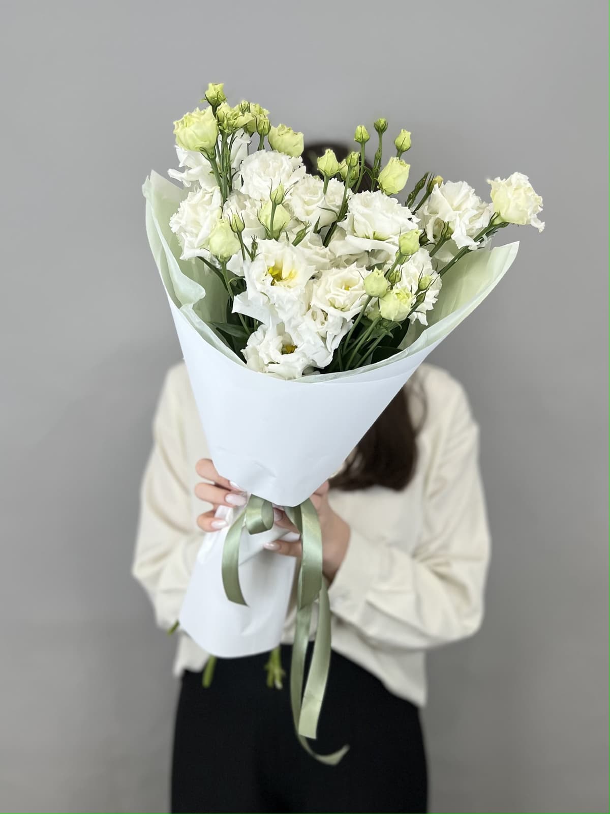 Красивый букет из 5 белых эустом