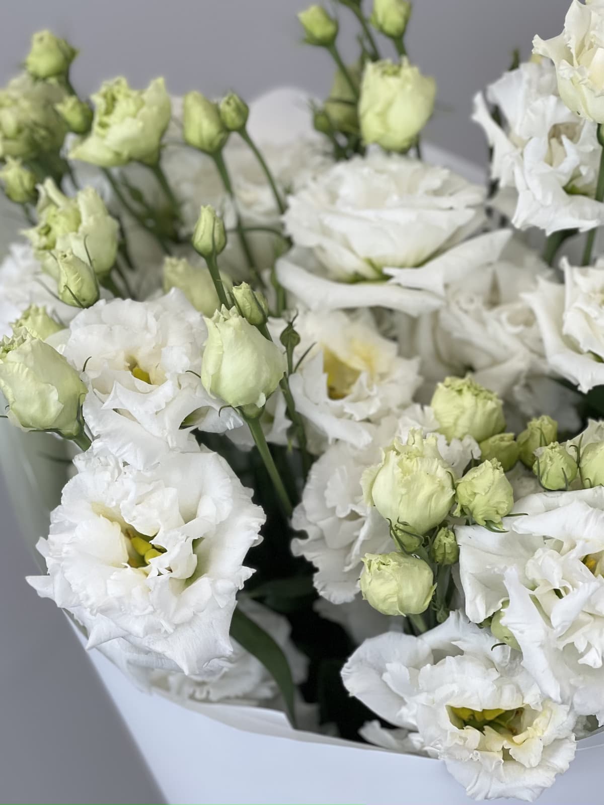 Красивый букет из 5 белых эустом