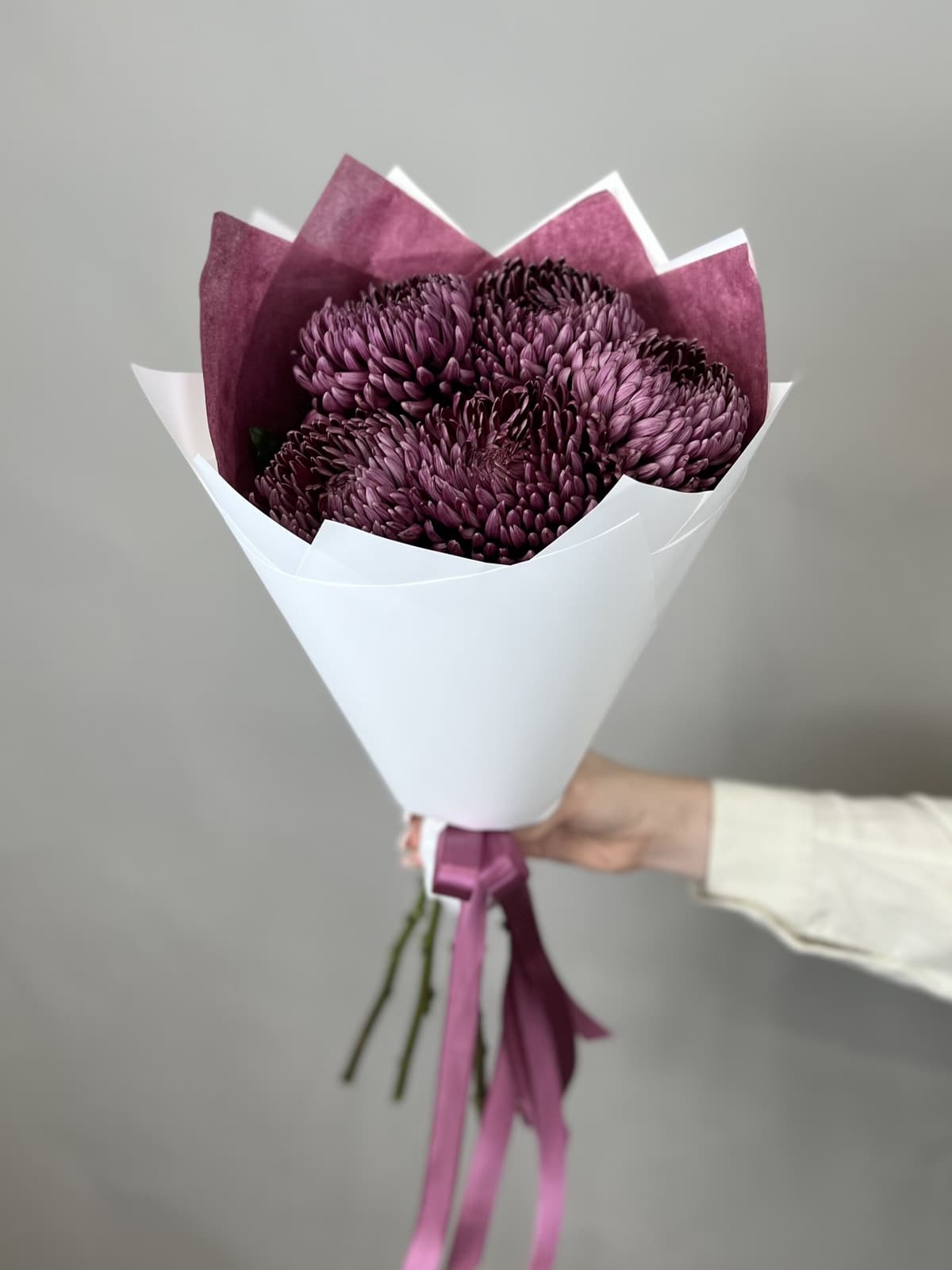 Букет из 5 фиолетовых хризантем "Бигуди"