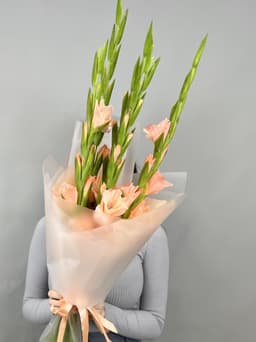 Букет из 5 гладиолусов персик в матовой бумаге