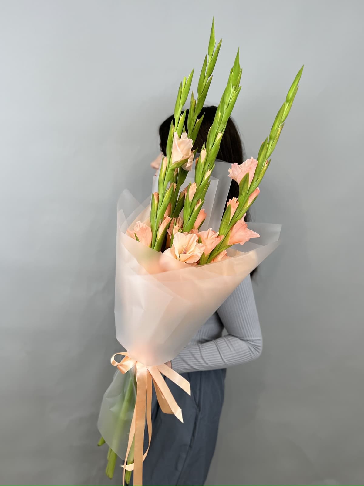 Букет из 5 гладиолусов персик в матовой бумаге