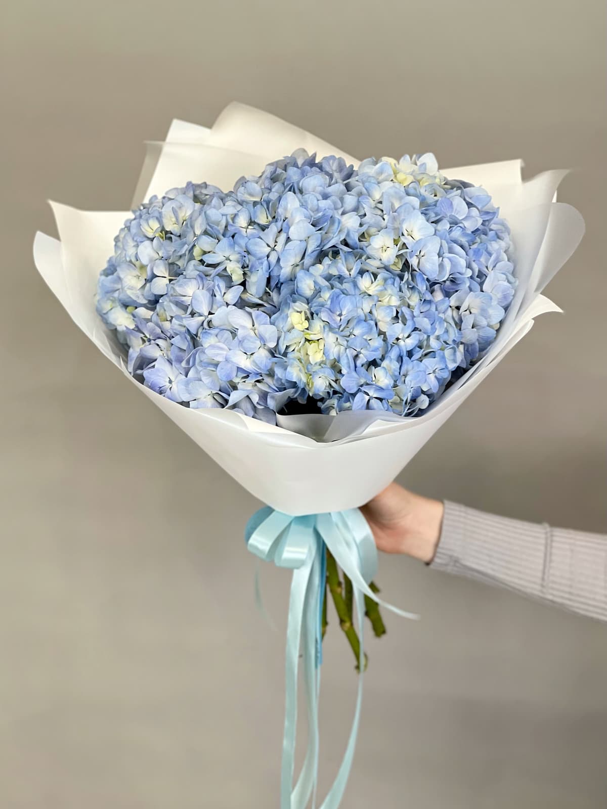 Цветочный букет из 5 голубых гортензий