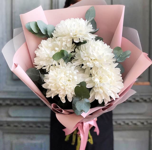 Шикарный букет из 5 крупноголовых хризантем с зеленью Шикарный букет из 5 крупноголовых хризантем с зеленью